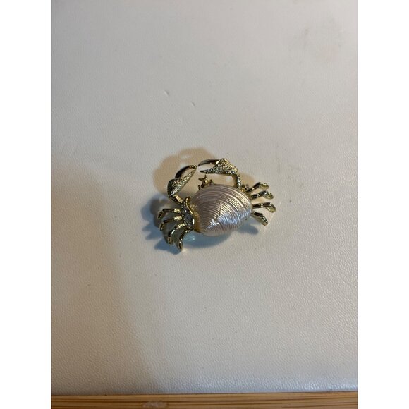 Gerry's Gold-Toned Crab Brooch With rose Shell Embellishment - Picture 6 of 7